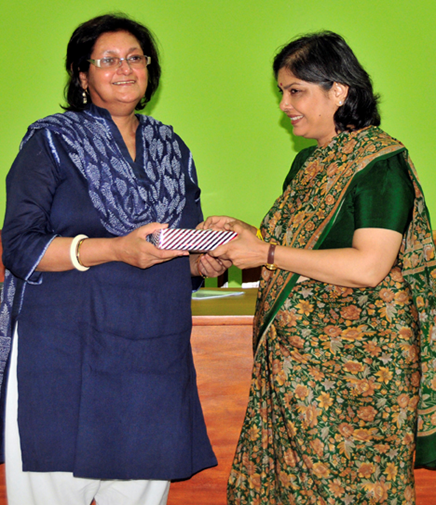 Ms Sharmila Kantha, presenting a memento on behalf of CCIS, University of Colombo, to Ms Namita Gokhale.